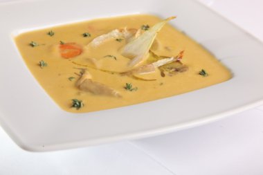 Tabağında rezene olan krema çorbası