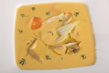 Tabağında rezene olan krema çorbası