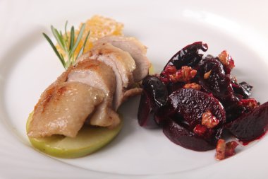 Tabağında pancar kökü olan Türk göğsü