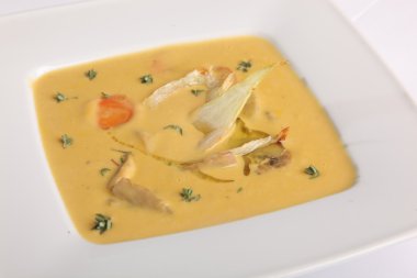 Tabağında rezene olan krema çorbası