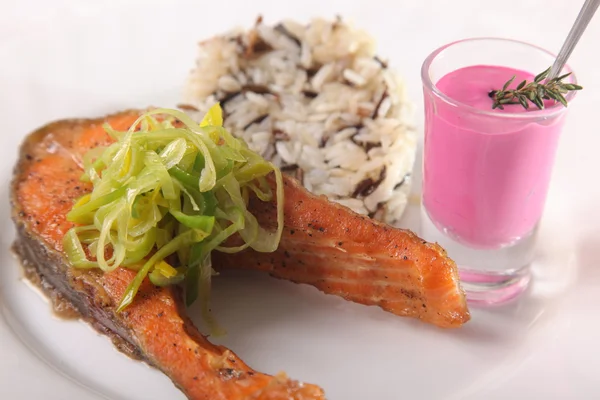 Kızarmış somon, yanında pilav ve sos.