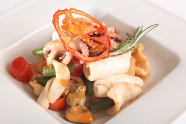 Deniz ürünleri salatası ve tabakta ahtapot.