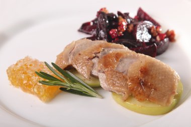 Tabağında pancar kökü olan Türk göğsü