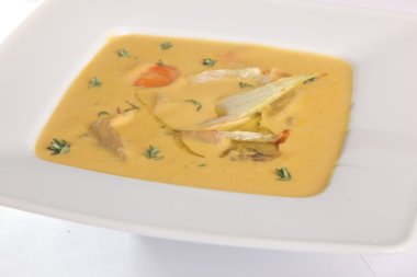 Tabağında rezene olan krema çorbası