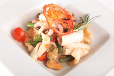 Deniz ürünleri salatası ve tabakta ahtapot.