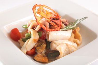 Deniz ürünleri salatası ve tabakta ahtapot.