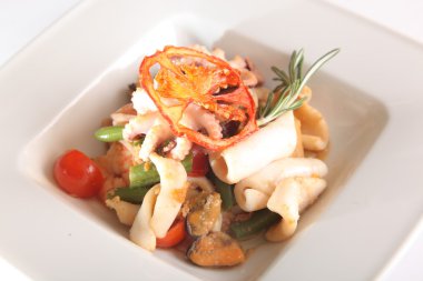 Deniz ürünleri salatası ve tabakta ahtapot.