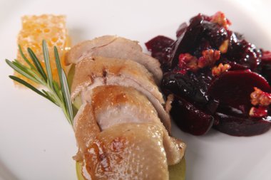 Tabağında pancar kökü olan Türk göğsü