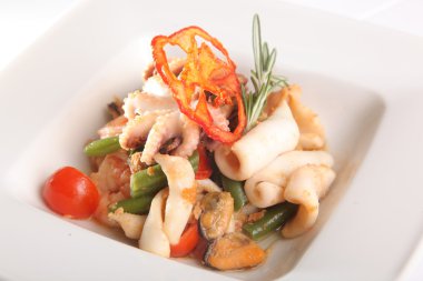 Deniz ürünleri salatası ve tabakta ahtapot.