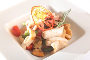 Deniz ürünleri salatası ve tabakta ahtapot.