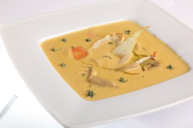 Tabağında rezene olan krema çorbası