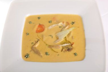 Tabağında rezene olan krema çorbası