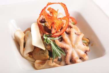 Deniz ürünleri salatası ve tabakta ahtapot.