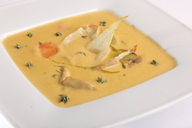 Tabağında rezene olan krema çorbası