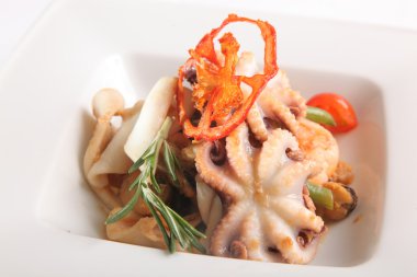 Deniz ürünleri salatası ve tabakta ahtapot.