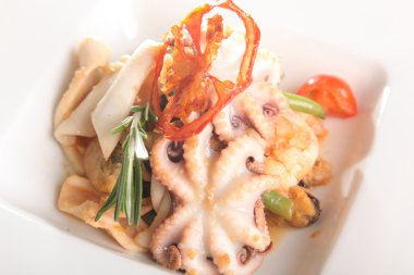 Deniz ürünleri salatası ve tabakta ahtapot.