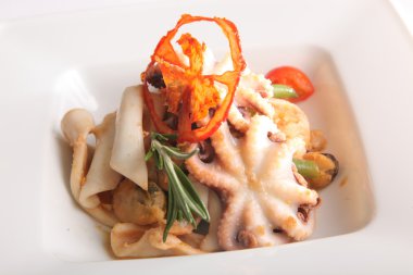 Deniz ürünleri salatası ve tabakta ahtapot.