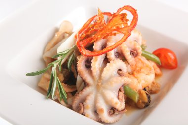 Deniz ürünleri salatası ve tabakta ahtapot.