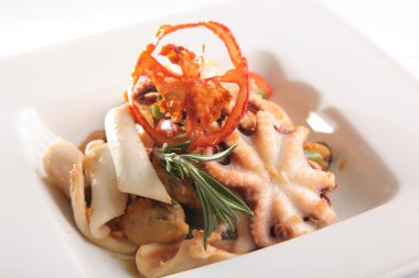 Deniz ürünleri salatası ve tabakta ahtapot.