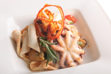 Deniz ürünleri salatası ve tabakta ahtapot.