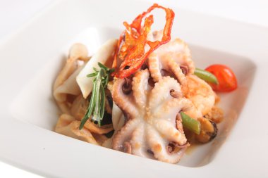 Deniz ürünleri salatası ve tabakta ahtapot.