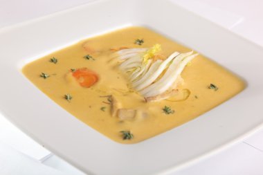 Tabağında rezene olan krema çorbası