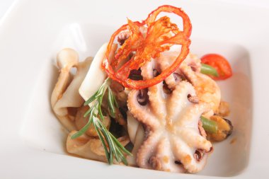 Deniz ürünleri salatası ve tabakta ahtapot.