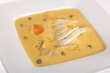 Tabağında rezene olan krema çorbası