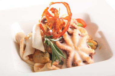 Deniz ürünleri salatası ve tabakta ahtapot.