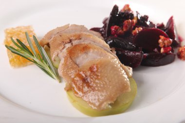 Tabağında pancar kökü olan Türk göğsü