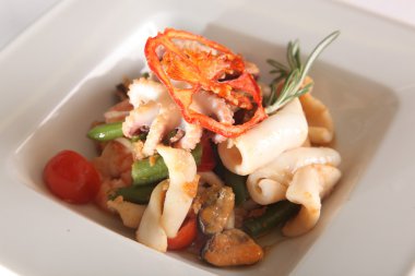 Deniz ürünleri salatası ve tabakta ahtapot.