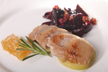 Tabağında pancar kökü olan Türk göğsü