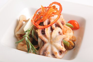 Deniz ürünleri salatası ve tabakta ahtapot.