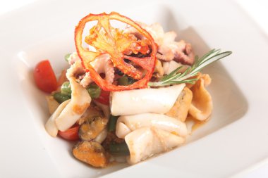 Deniz ürünleri salatası ve tabakta ahtapot.