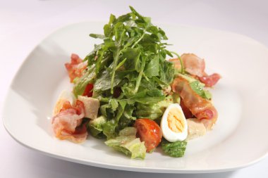 Arugula salatası ve tabakta yumurta.