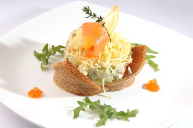 Rus salatası füme somon ve tabakta tost.