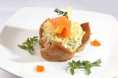 Rus salatası füme somon ve tabakta tost.