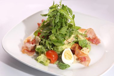 Arugula salatası ve tabakta yumurta.