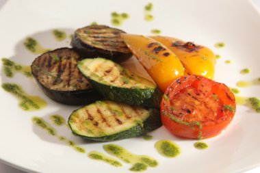 Kabak ve ızgara sebze tabakta