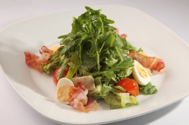 Arugula salatası ve tabakta yumurta.