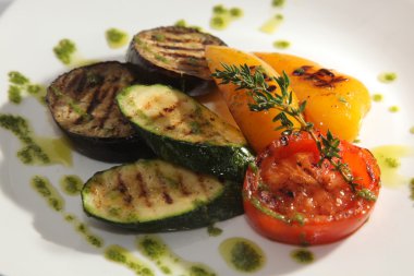 Kabak ve ızgara sebze tabakta