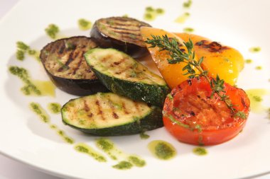 Kabak ve ızgara sebze tabakta