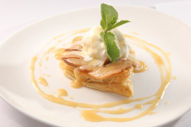 Vanilyalı dondurma, naneli ve soslu tatlı.