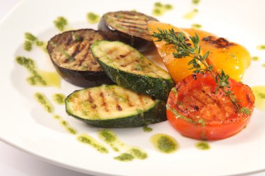 Kabak ve ızgara sebze tabakta