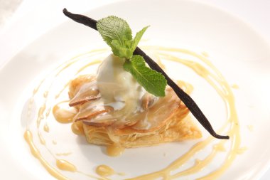 Vanilyalı dondurma, naneli ve soslu tatlı.