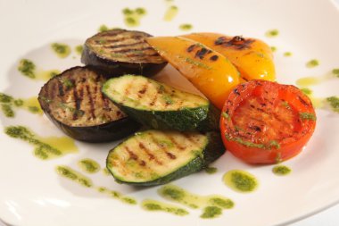 Kabak ve ızgara sebze tabakta