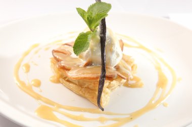 Vanilyalı dondurma, naneli ve soslu tatlı.