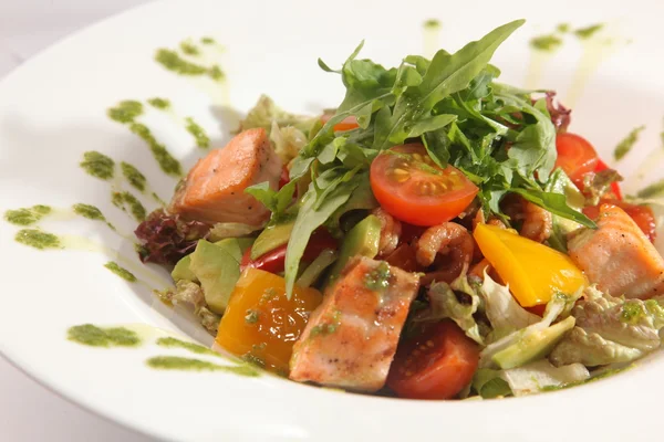 Salade Avec Saumon Fumé Légumes Roquette Dans Assiette — Photo