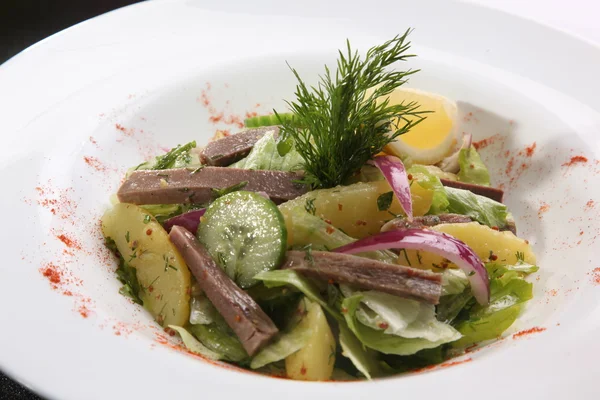 Salat Mit Gurken Und Kartoffeln Auf Teller — Stockfoto