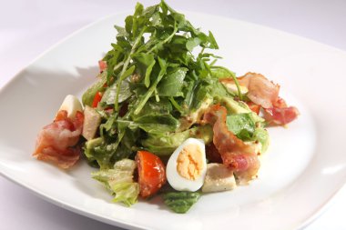 Arugula salatası ve tabakta yumurta.